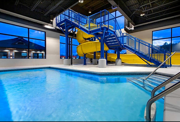 🏔️ Nuitée à Tremblant dès 139 $ avec petit déjeuner, piscine et glissade intérieure - Option familles dispo